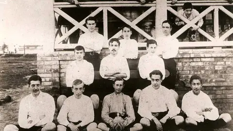 Equipo del Recreativo de Huelva con la Copa Seamen&acute;s. Fuente: Recreativo de Huelva.