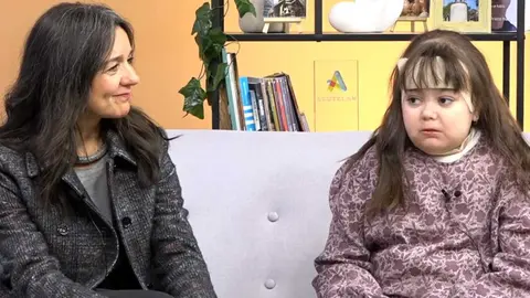 Martina y su madre en el programa "Mucho que contar" de Teleonuba