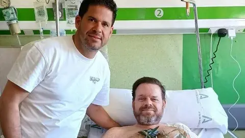 Fidel Sa&eacute;nz y su hermano en el hospital