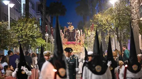 La Hermandad de los Mutilados a su paso por Carrera Oficial en este pasado Domingo de Ramos. Fuente: Sa&uacute;l Garc&iacute;a