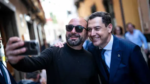 Moreno se hace un selfie con un hombre