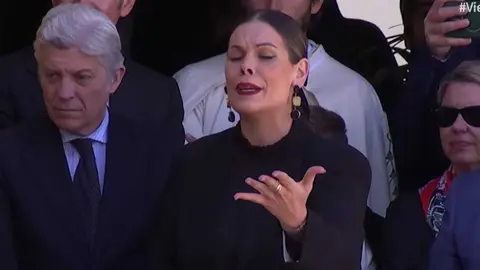 Mari &Aacute;ngeles Cruzado le canta a la Macarena. Fuente: Canal Sur