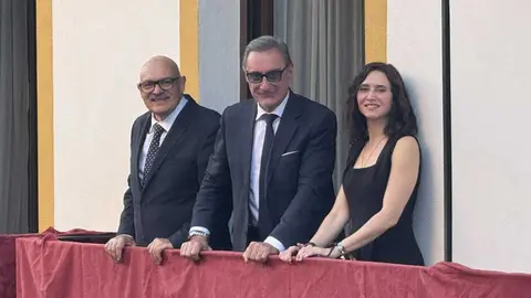 Ayuso y Herrera contemplan una procesi&oacute;n en Sevilla