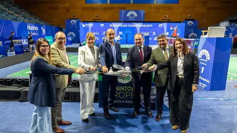 Autoridades ante el encuentro de b&aacute;dminton