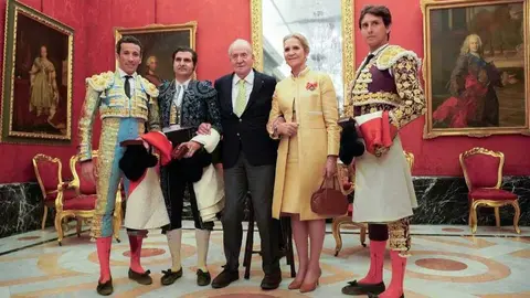 David de Miranda junto a los dem&aacute;s toreros con Juan Carlos I. Fuente: Facebook David de Miranda