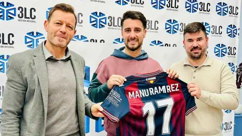 Manu Ram&iacute;rez, en su presentaci&oacute;n con el CD Extremadura. Fuente: CD Extremadura.