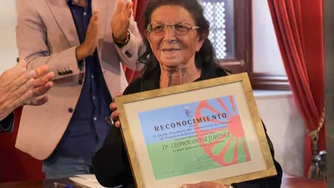 Homenaje a Leonor Ortiz, reconocida como la mujer gitana m&aacute;s longeva del municipio. Fuente: Facebook Ayto. Almonte