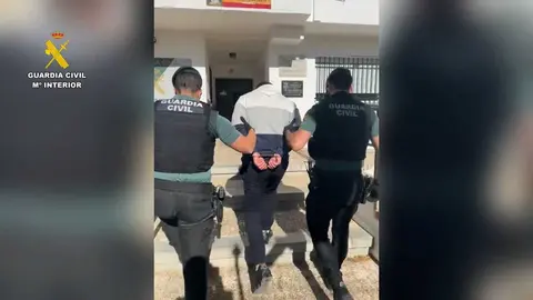 La Guardia Civil llev&aacute;ndose al detenido. Fuente: Guardia Civil