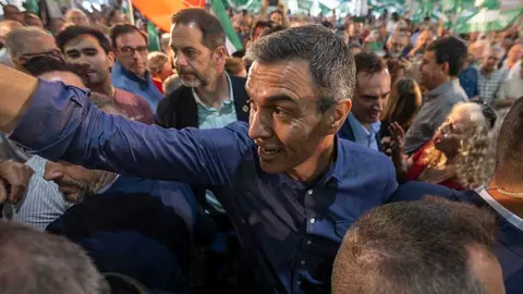 S&aacute;nchez saluda a los militantes