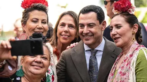 Moreno se hace un selfie con visitantes en la feria