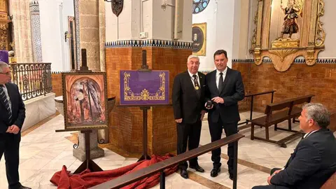 Presentaci&oacute;n del dise&ntilde;o del nuevo fald&oacute;n en la parroquia mayor de San Pedro