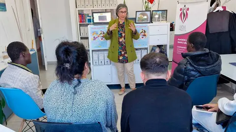 Charla informativa de la asociaci&oacute;n AYSL para colectivos de migrantes.