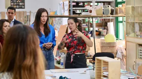 Visita de Loles L&oacute;pez a la Escuela de Arte Le&oacute;n Ortega en Huelva. Fuente: PP Huelva