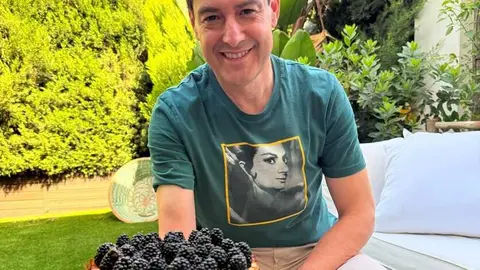 Moreno muestra la tarta de moras de Huelva