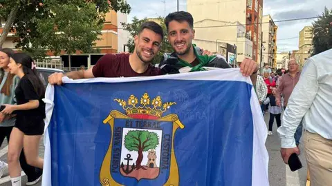 Miguel Cera y Manu Ram&iacute;rez celebrando el asenso a 1 RFEF con la bandera de Huelva
