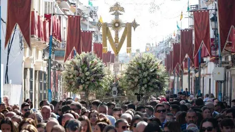 Traslado de la Santa Cruz de la Calle Sevilla el domingo por la ma&ntilde;ana. Fuente: Ayuntamiento de La Palma del Condado