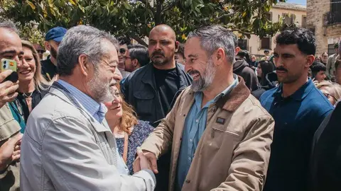 Abascal saluda a un simpatizante