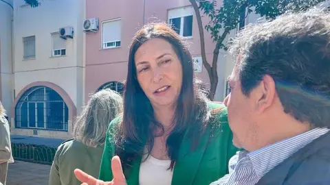 Loles L&oacute;pez conversa con el delegado de Inclusi&oacute;n Social de la Junta