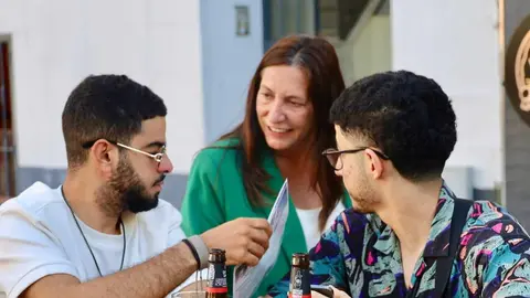 Loles L&oacute;pez conversa con dos j&oacute;venes
