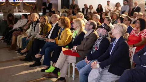 Zapatero con representantes del PSOE y de Poetas por la Paz