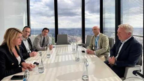 Ayuntamiento de Huelva y Moeve en una reuni&oacute;n en Madrid. Fuente: Facebook Ayto. Huelva