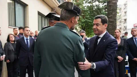 Juanma Moreno acude a la capilla ardiente de los guardias civiles fallecidos en Huelva. Fuente: Europa Press