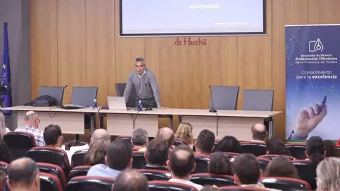 Manuel Mar&iacute;n durante la sesi&oacute;n impartida en Huelva