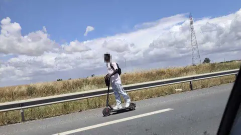 Joven con patinete y sin protecci&oacute;n por la H-31
