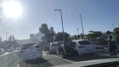 Accidente en el Puente de Punta Umbr&iacute;a, entrada de Huelva
