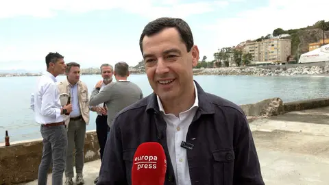 Moreno junto con amigos en el puerto de M&aacute;laga