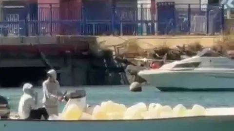 Una de las pateras que estaba petaqueando en la r&iacute;a del Carreras