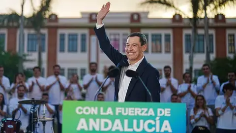 Juanma Moreno saluda en el cierre de campa&ntilde;a