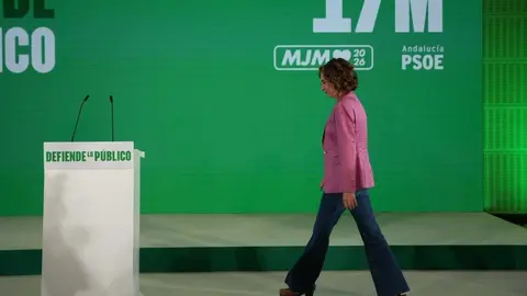 Montero se dirige al atril para comparecer