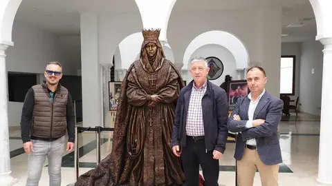 Escultura de Isabel la Cat&oacute;lica en Palos. Fuente: Facebook Ayto. Palos