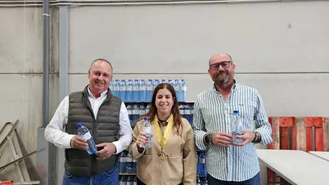 1.500 botellas de agua de la Comunidad de Regantes para la Hermandad del Roc&iacute;o de Palos