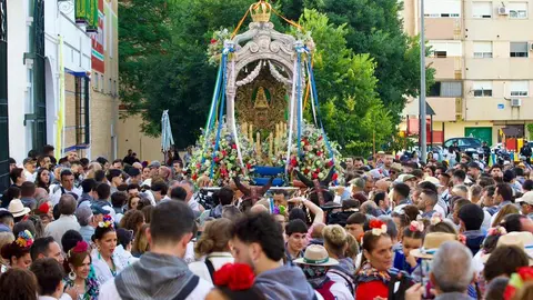 Cientos de romeros rodean al Simpecado de Huelva