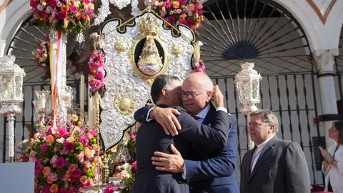Moguer entregasu Medalla de Oro a la Hermandad del Roc&iacute;o de Moguer. Fuente: Ayto. Moguer
