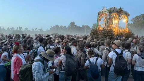 La alcaldesa junto al Simpecado de Huelva