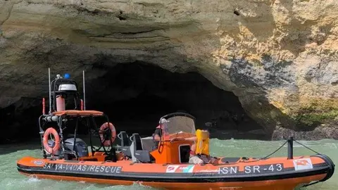 Embarcaci&oacute;n de Salvamento en una cueva del Algarve portugu&eacute;s