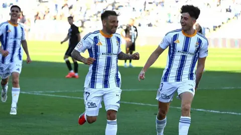 Aitor Garc&iacute;a celebrando un gol con el Recre. Fuente: Alberto D&iacute;az