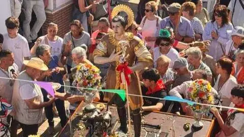 San Isidro Labrador en las calles de Gibrale&oacute;n en el d&iacute;a de hoy. Fuente: Facebook Hermandad Servita Santo Entierro Gibrale&oacute;n