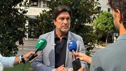 Gavi&ntilde;o atiende a los medios