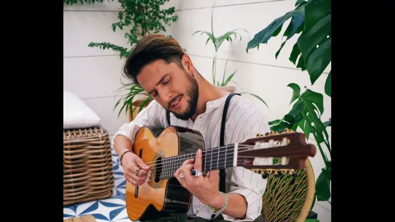 Manuel Carrasco le canta una impresionante canci&oacute;n a Granada