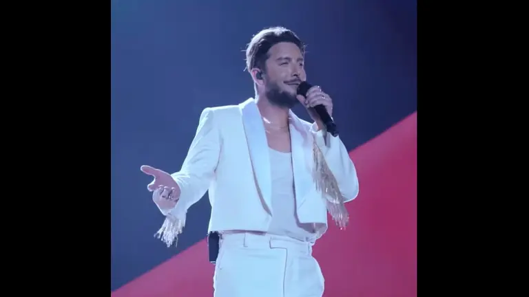 Manuel Carrasco recitando los versos