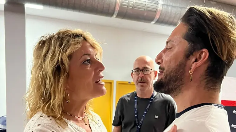 La alcaldesa conversa con Carrasco en la prueba de sonido