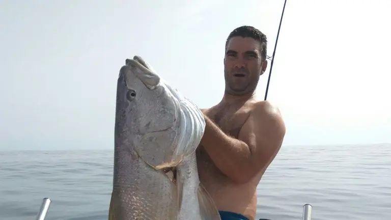Impresionante corvina de 42 kg capturada en Isla Cristina. Foto: Pesca Huelva