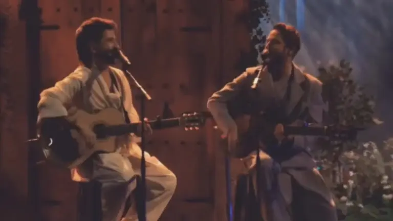 Captura del v&iacute;deo de la actuaci&oacute;n de Manuel Carrasco y Camilo en los Latin Grammy. Foto: El Mar de Isla Cristina