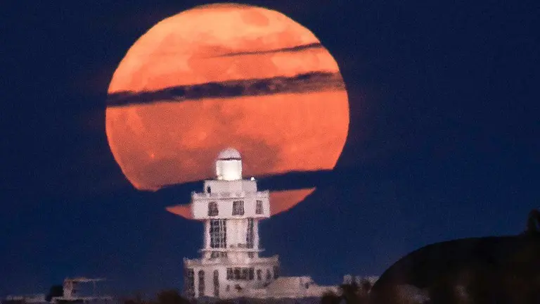 Luna llena sobre el faro de Isla Cristina