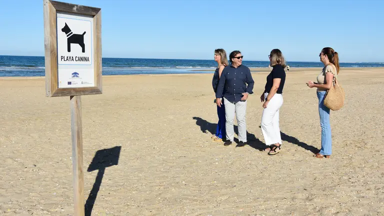 Visita del alcalde de Punta Umbr&iacute;a a la nueva playa junto a responsables municipales.