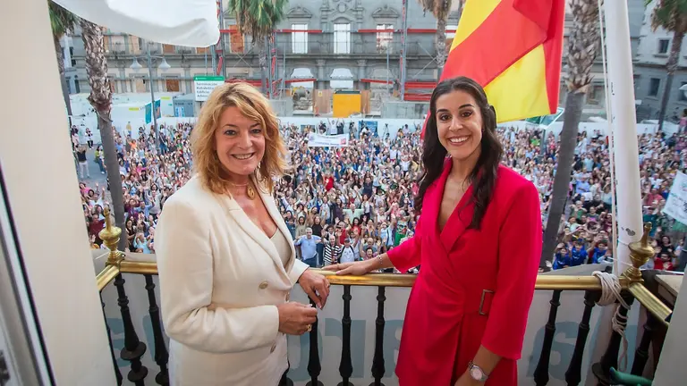 Carolina Mar&iacute;n y la alcaldesa en el balc&oacute;n del Ayuntamiento